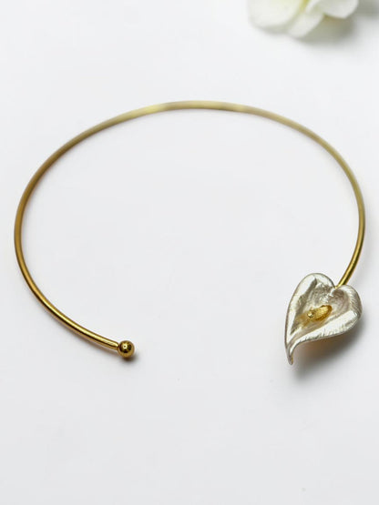 WHITE FLORAL PETAL VEERALY NECKLACE