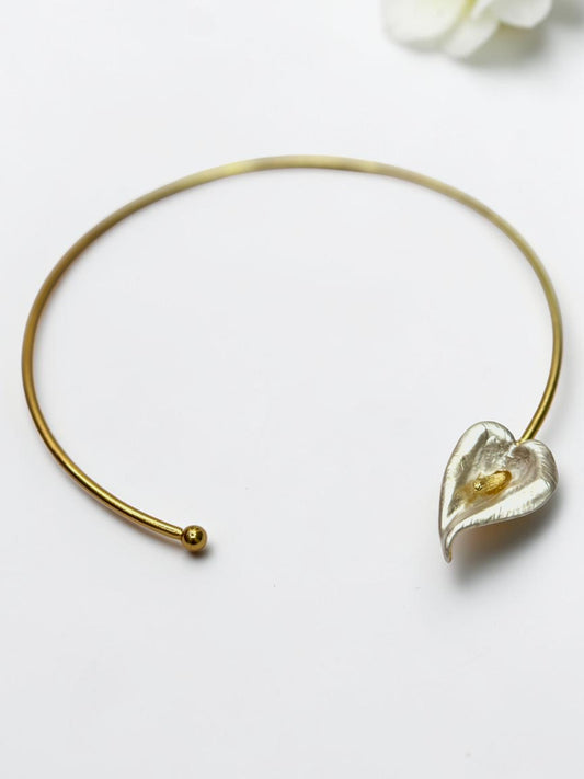 WHITE FLORAL PETAL VEERALY NECKLACE