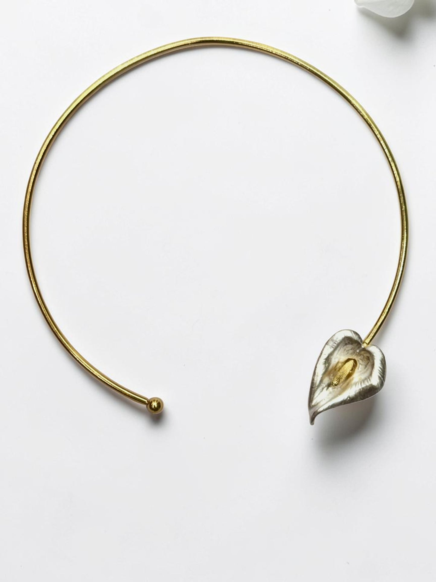 WHITE FLORAL PETAL VEERALY NECKLACE