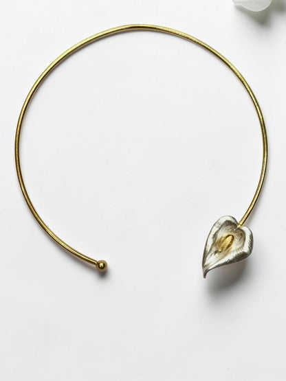 WHITE FLORAL PETAL VEERALY NECKLACE