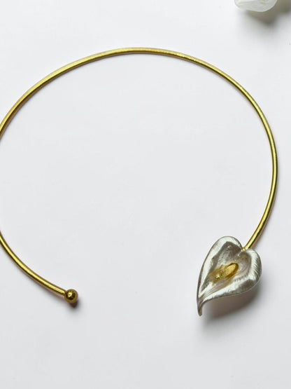 WHITE FLORAL PETAL VEERALY NECKLACE