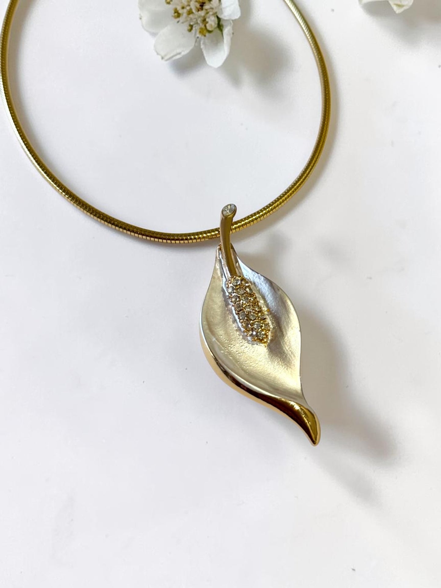 WHITE FLORAL PIERCE NECKLACE