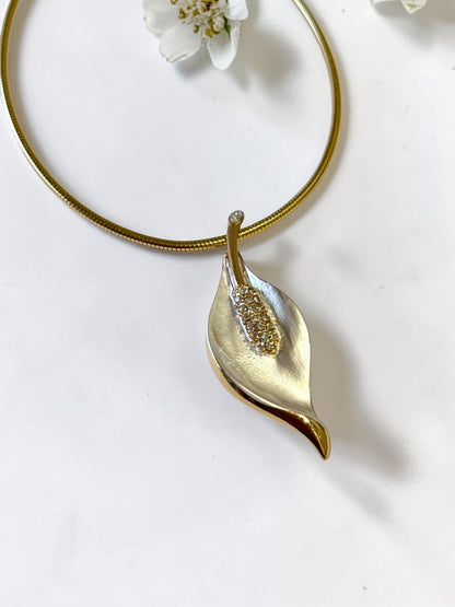 WHITE FLORAL PIERCE NECKLACE