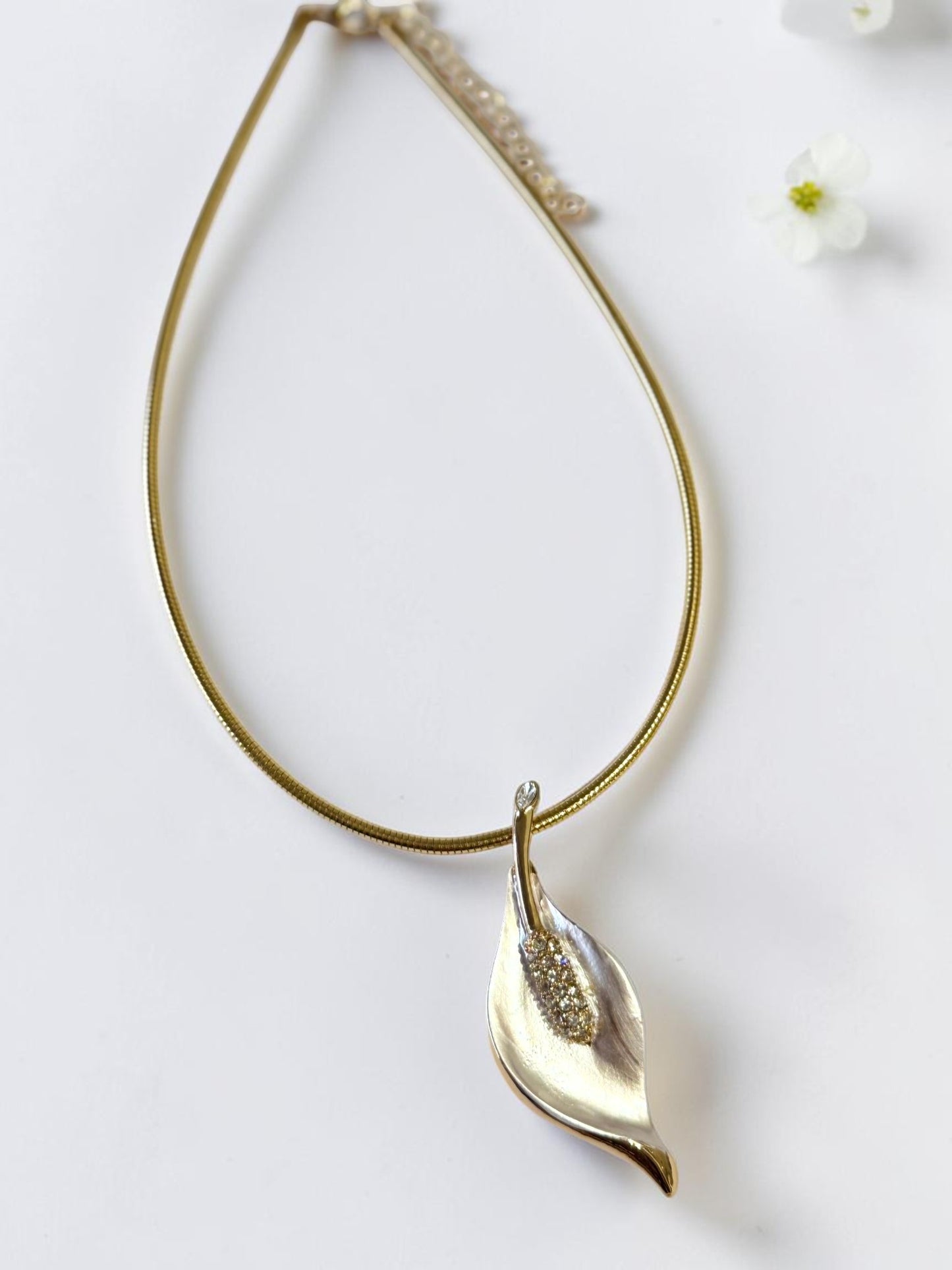 WHITE FLORAL PIERCE NECKLACE