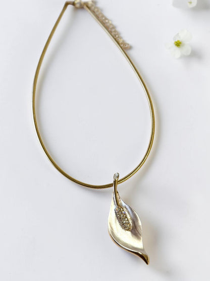 WHITE FLORAL PIERCE NECKLACE