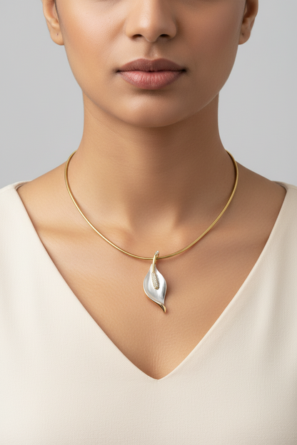 WHITE FLORAL PIERCE NECKLACE