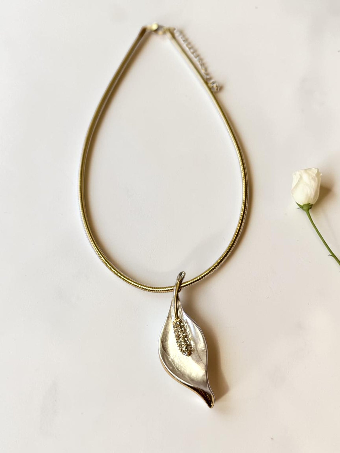 WHITE FLORAL PIERCE NECKLACE