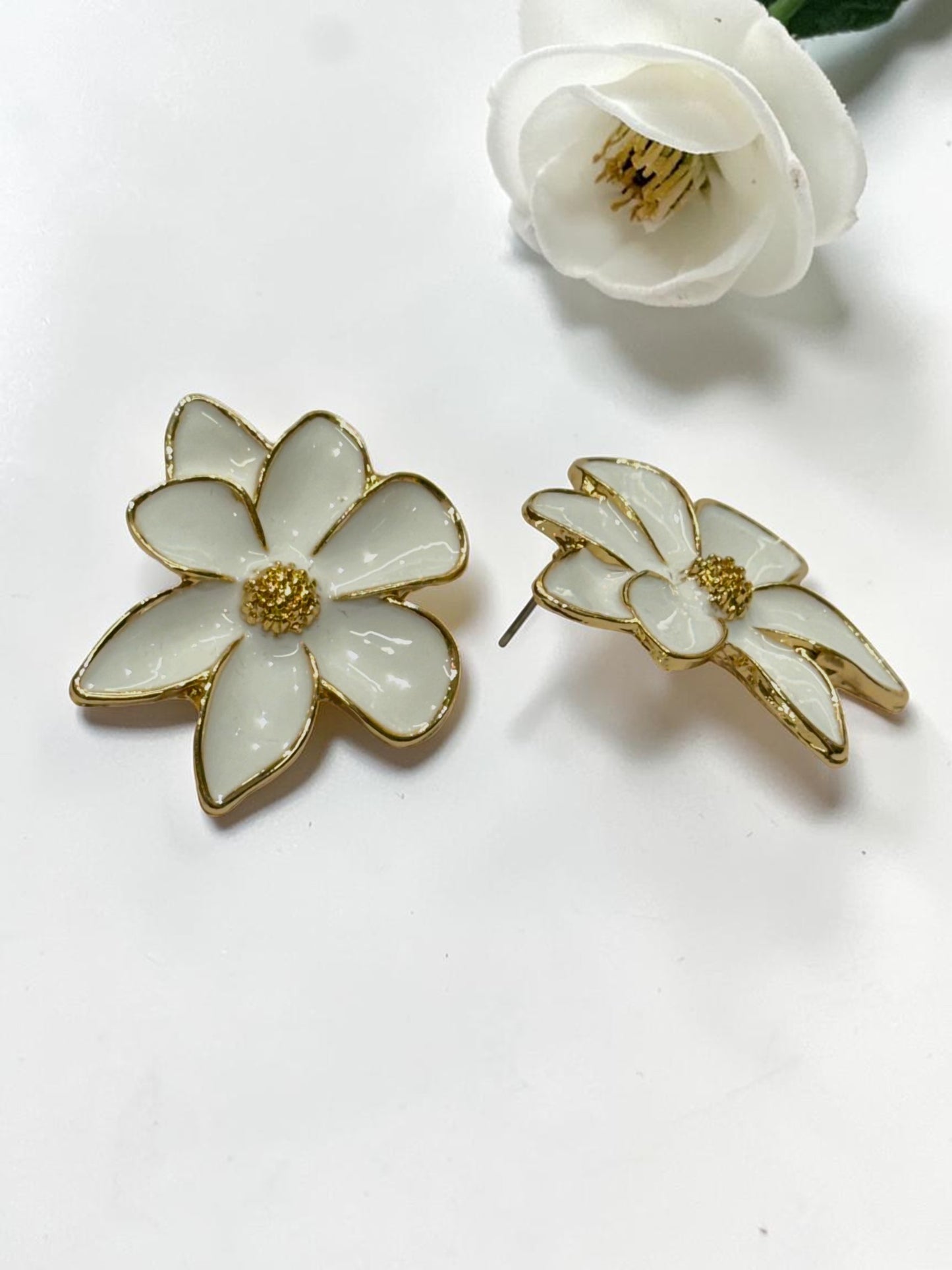 WHITE FLORAL SCOUTIE EARRINGS