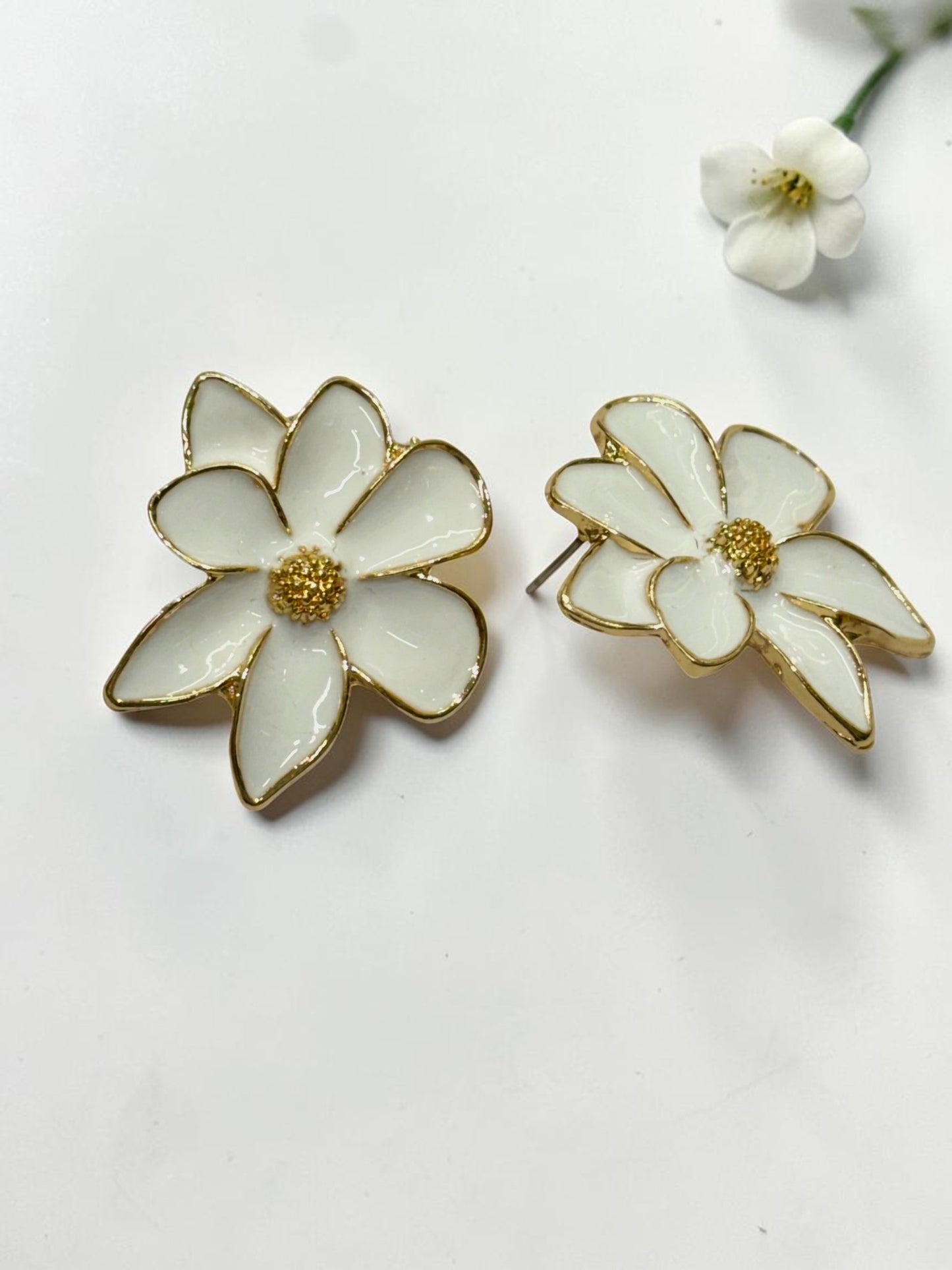 WHITE FLORAL SCOUTIE EARRINGS