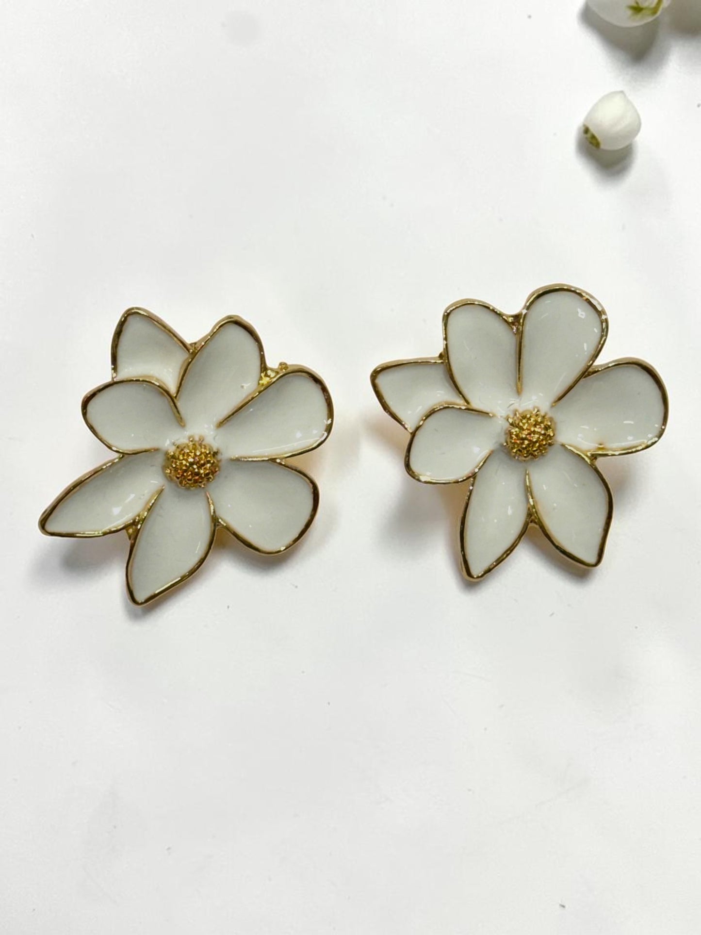 WHITE FLORAL SCOUTIE EARRINGS
