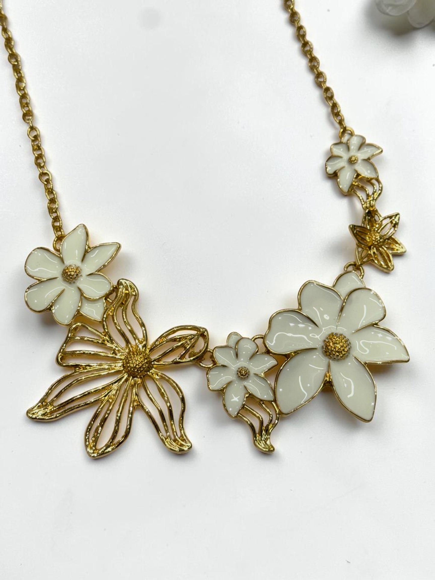 WHITE FLORAL SCOUTIE NECKLACE