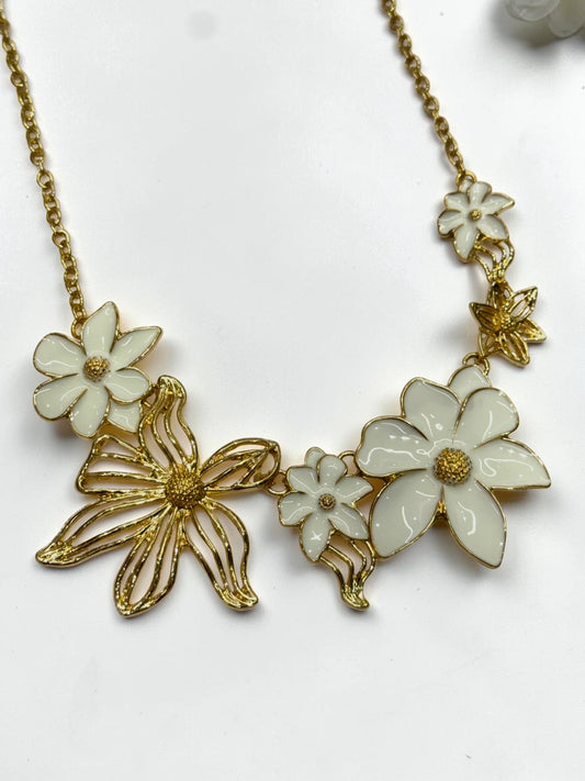 WHITE FLORAL SCOUTIE NECKLACE