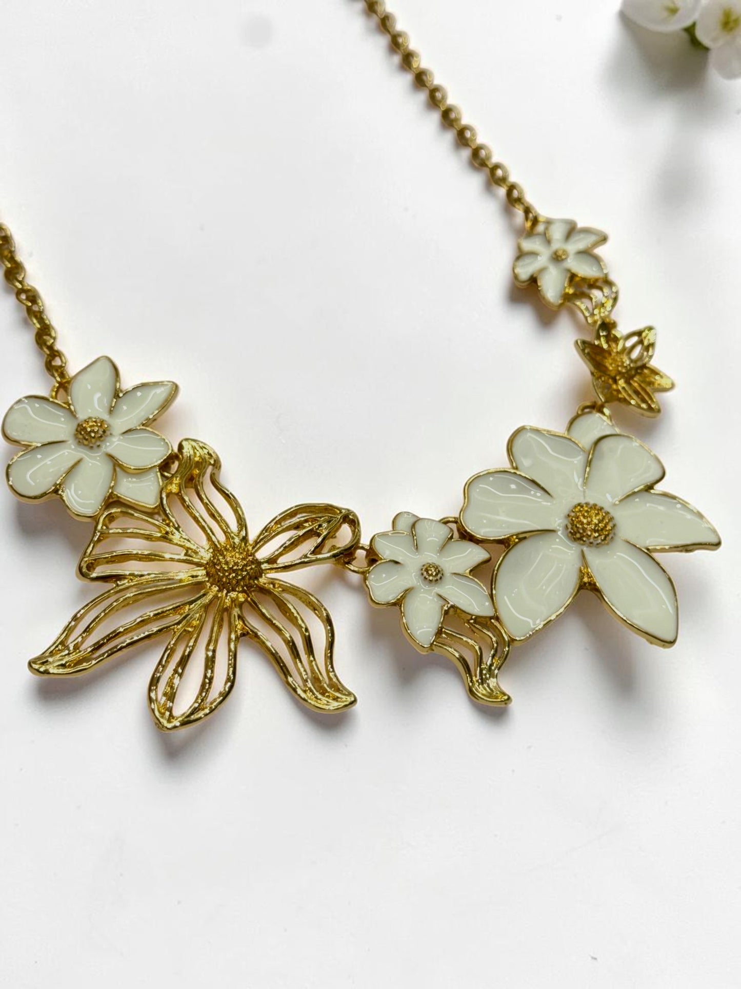 WHITE FLORAL SCOUTIE NECKLACE