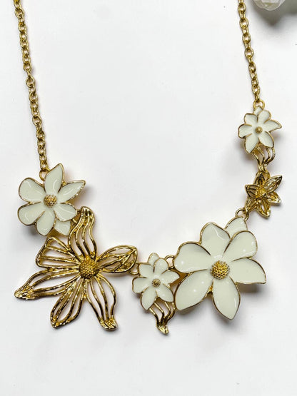 WHITE FLORAL SCOUTIE NECKLACE