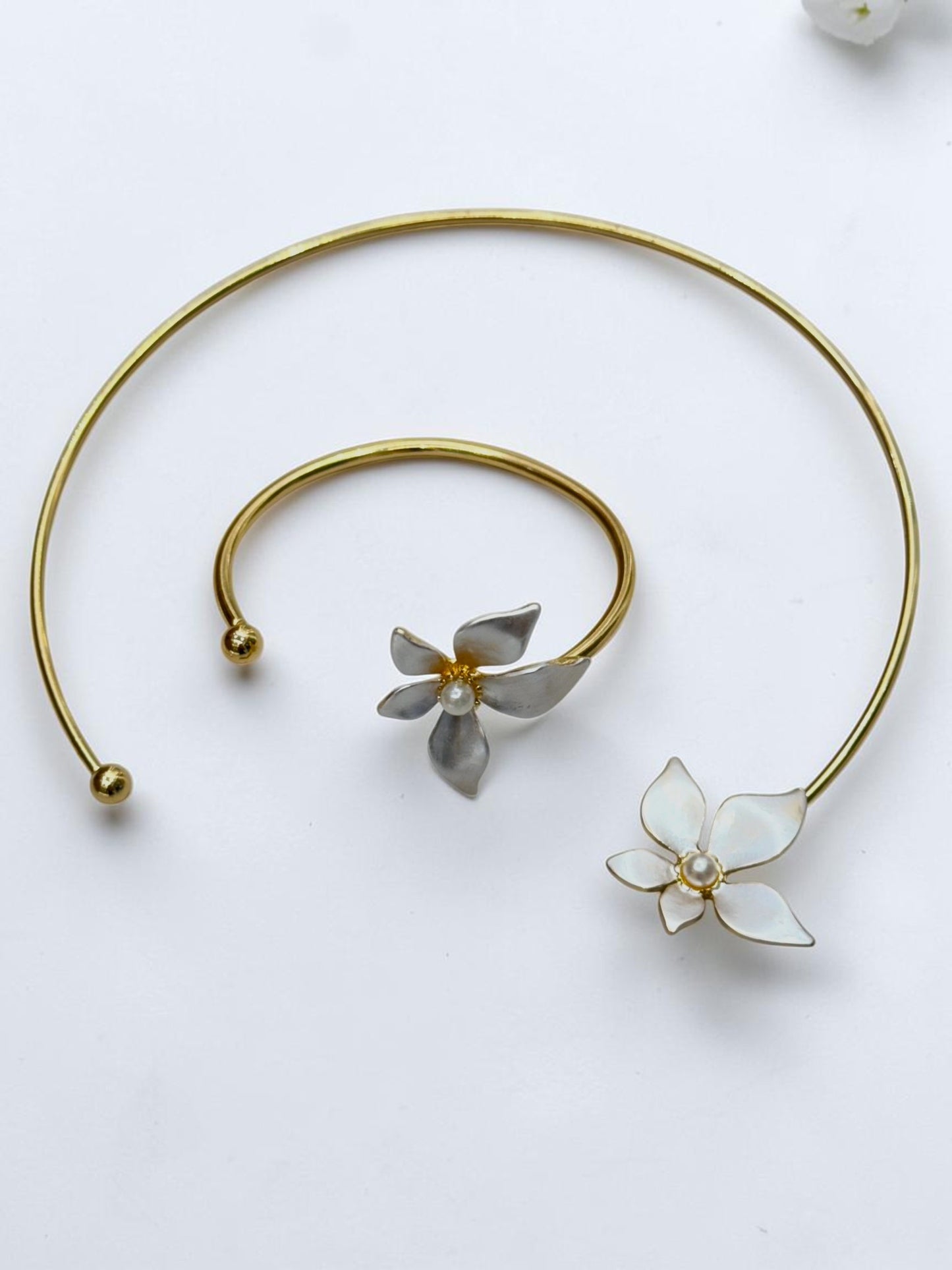 WHITE FLORAL STEVEN NECKLACE AND BRACELET (COMBO)