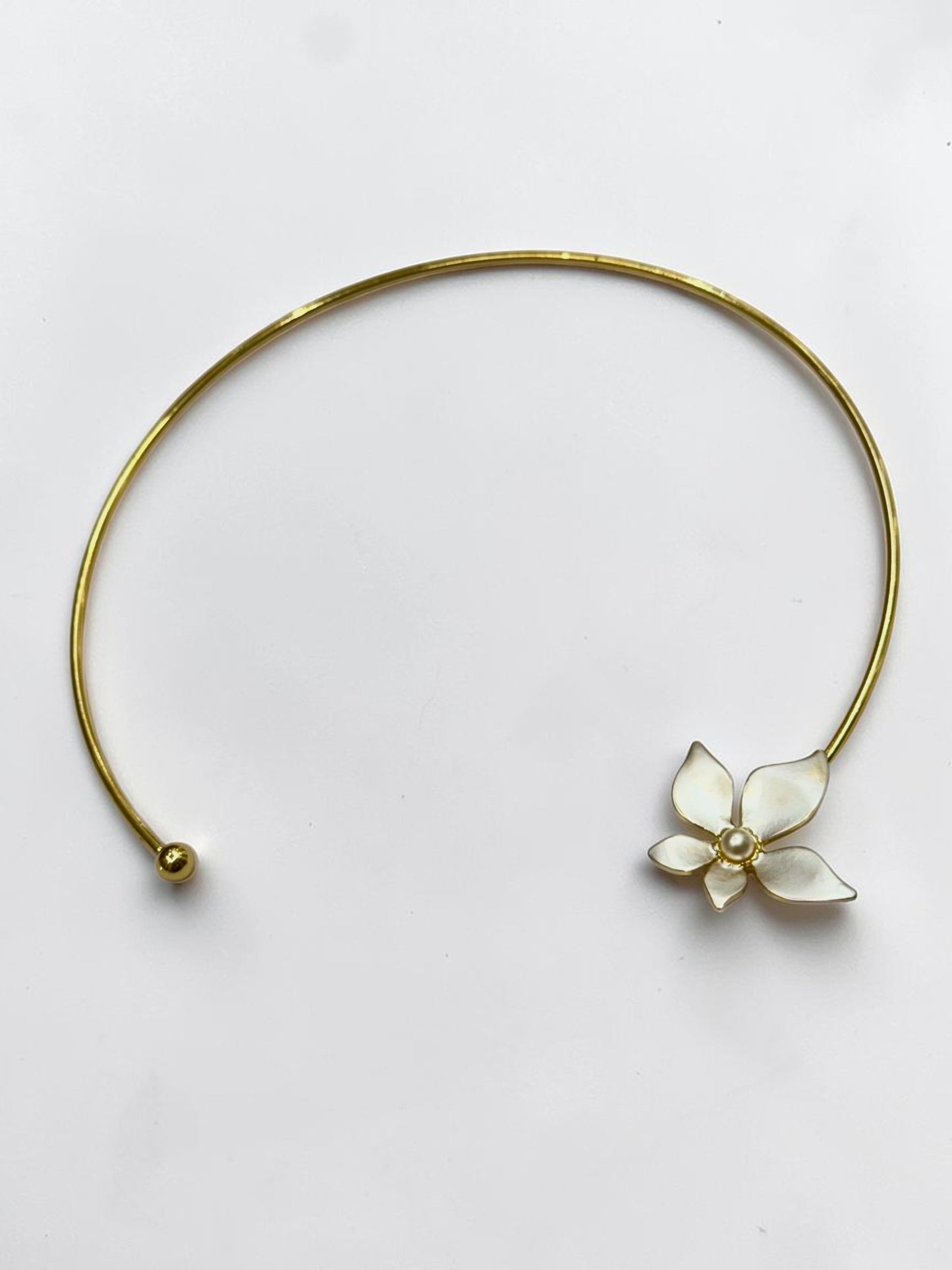 WHITE FLORAL STEVEN NECKLACE