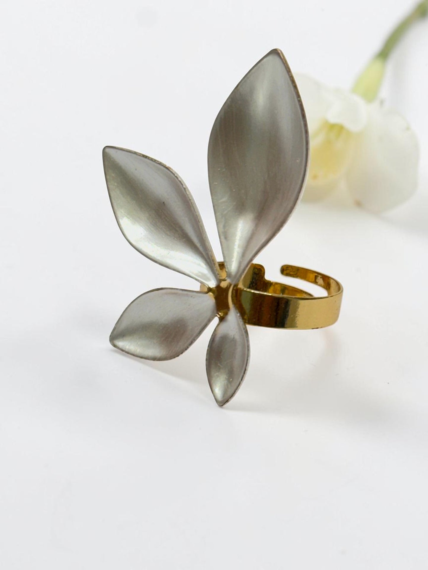 WHITE FLORAL STEVEN RING