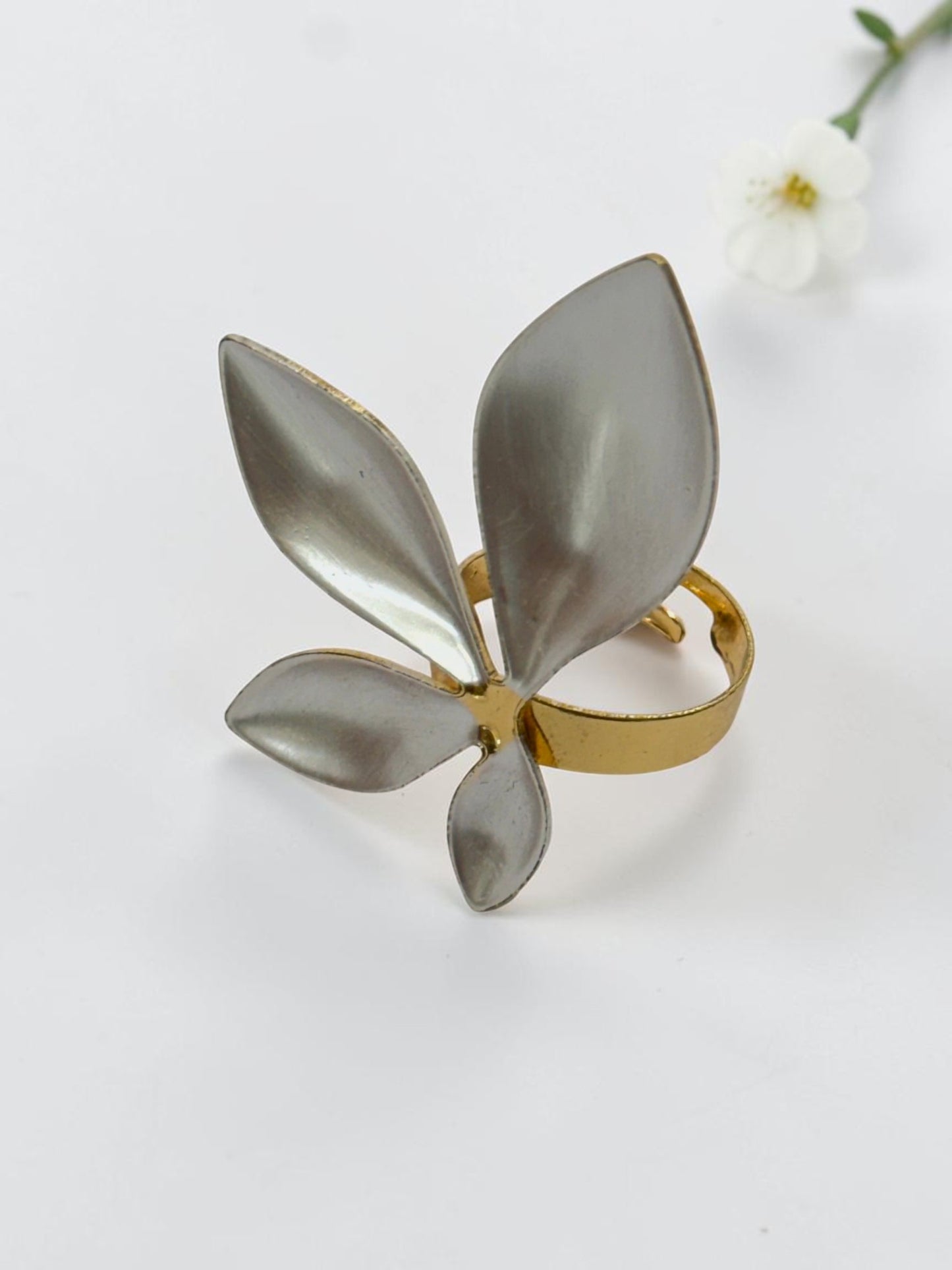 WHITE FLORAL STEVEN RING