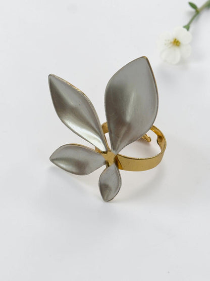 WHITE FLORAL STEVEN RING