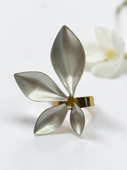 WHITE FLORAL STEVEN RING