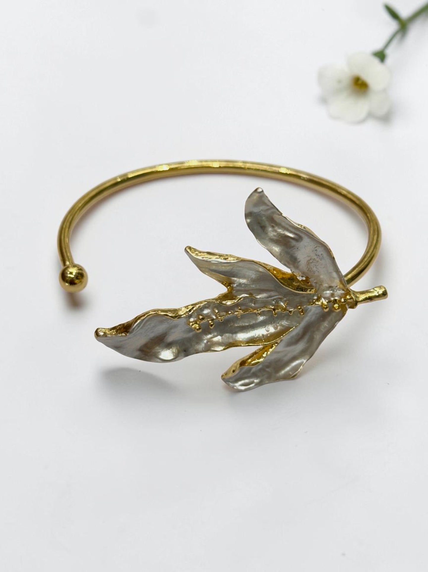 WHITE FLORAL TANYA BRACELET (CUFF)