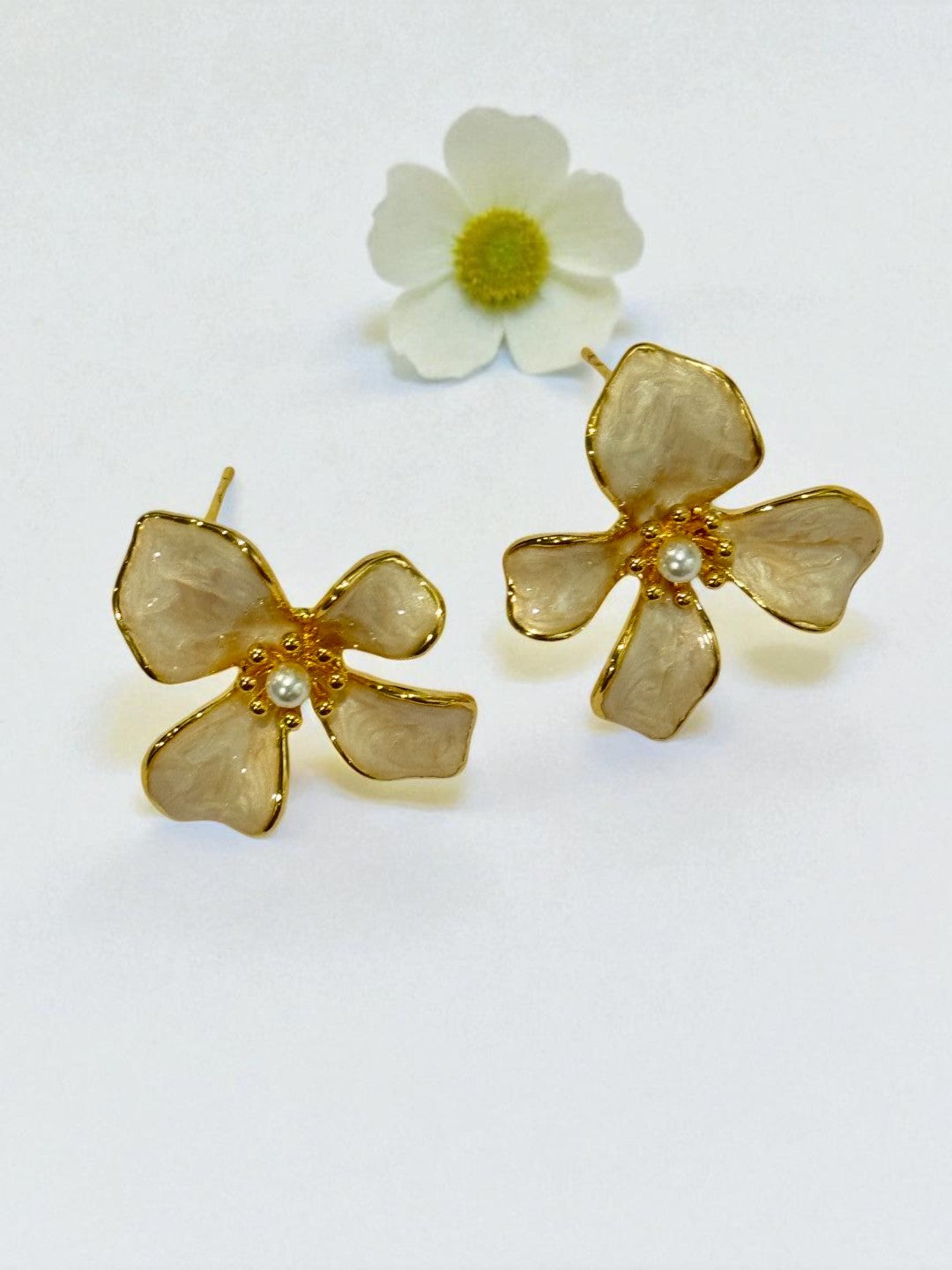 WHITE FLOWER KEEGAN EARRINGS