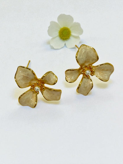 WHITE FLOWER KEEGAN EARRINGS