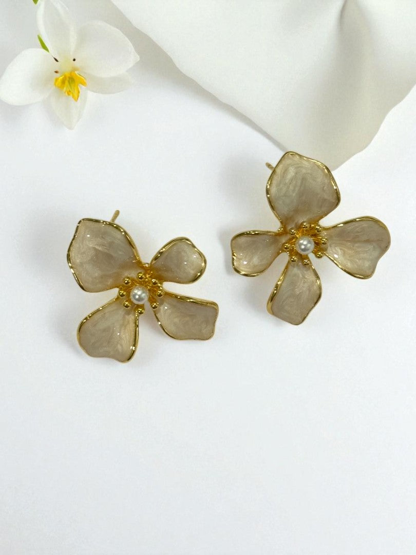 WHITE FLOWER KEEGAN EARRINGS