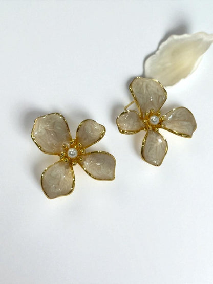 WHITE FLOWER KEEGAN EARRINGS