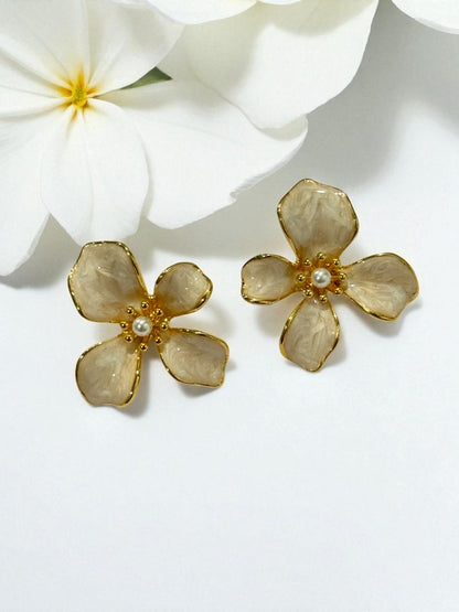 WHITE FLOWER KEEGAN EARRINGS