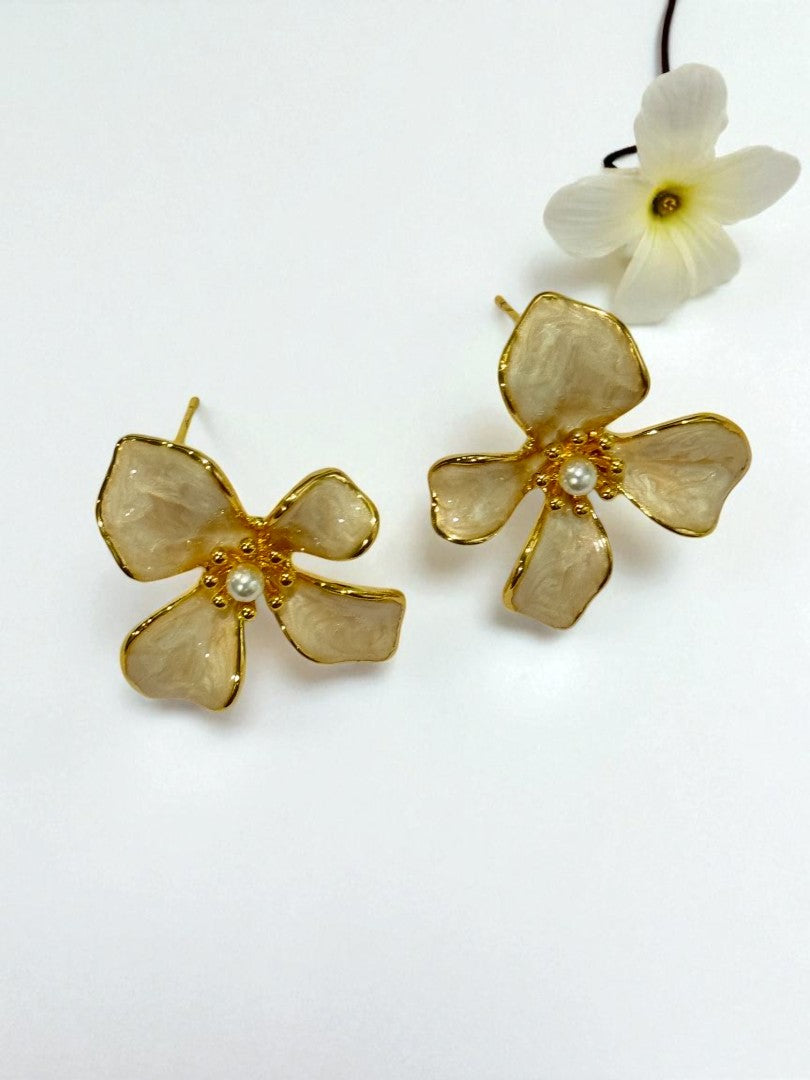 WHITE FLOWER KEEGAN EARRINGS