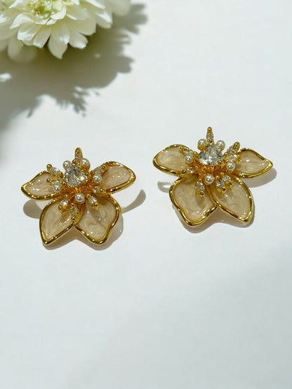 WHITE FLOWER SANTINIE EARRINGS