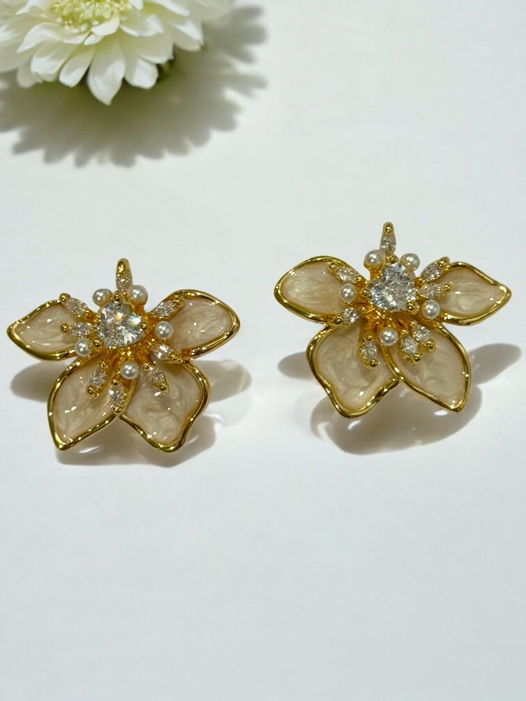 WHITE FLOWER SANTINIE EARRINGS