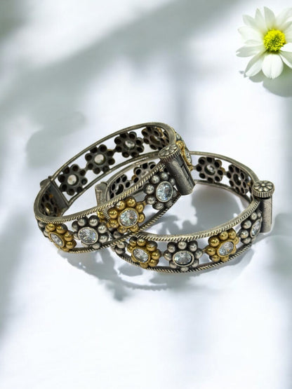 WHITE KIHU GERMAN SILVER BANGLE