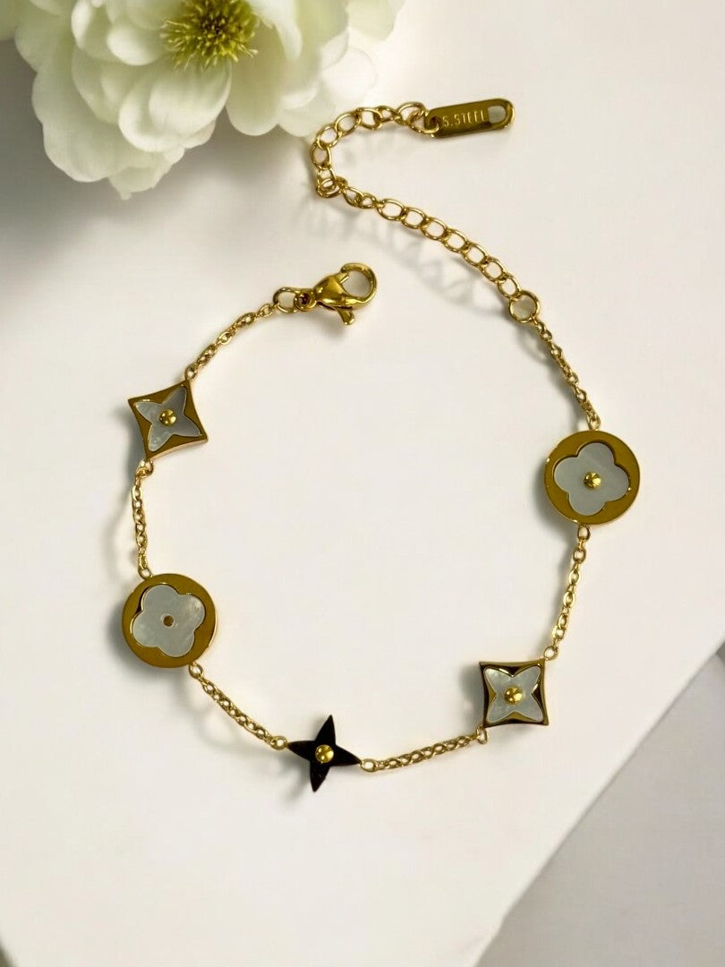 WHITE TUCKEY BRACELET