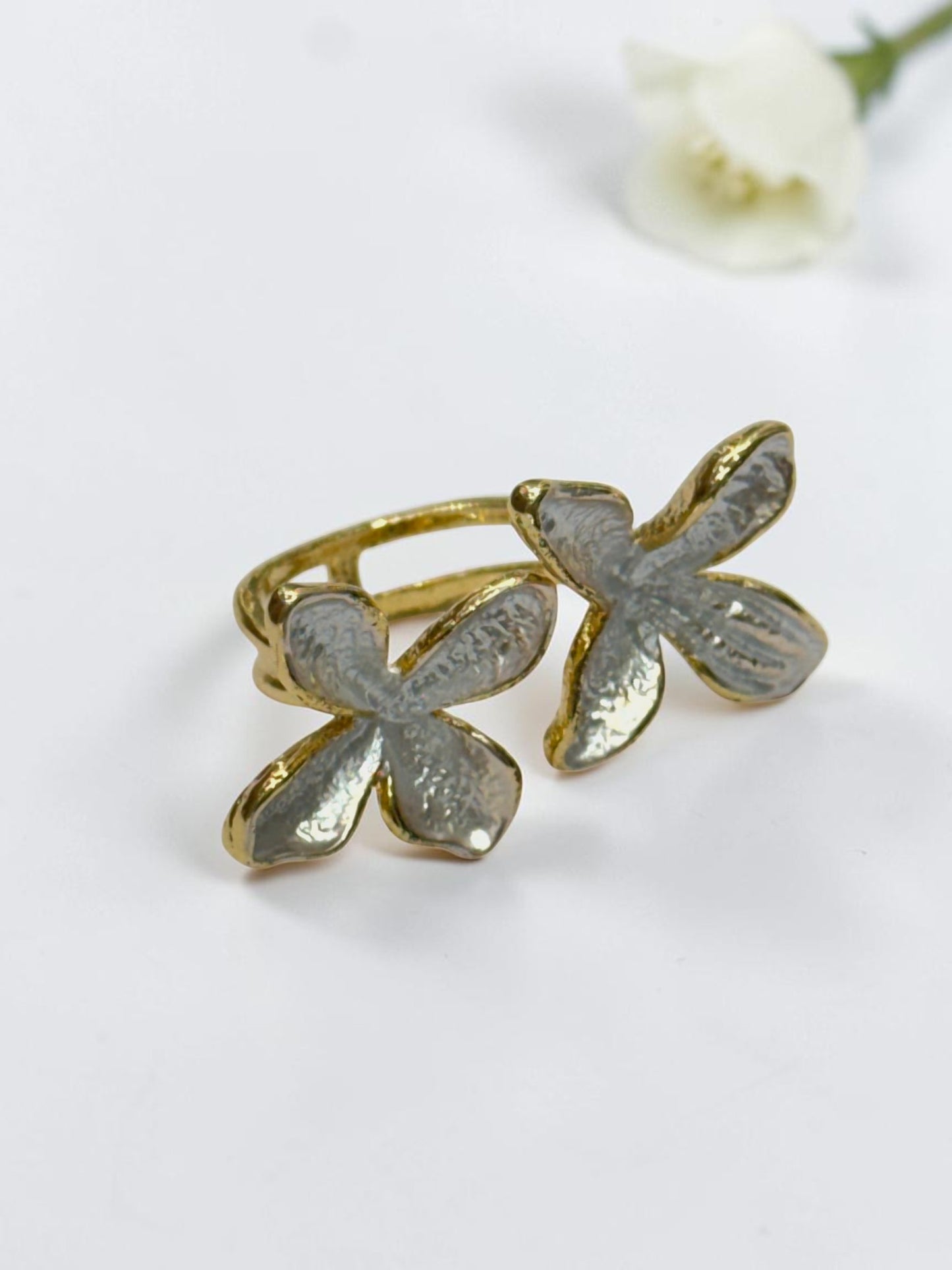 WHITE TWO FLORAL ZYAIR RING