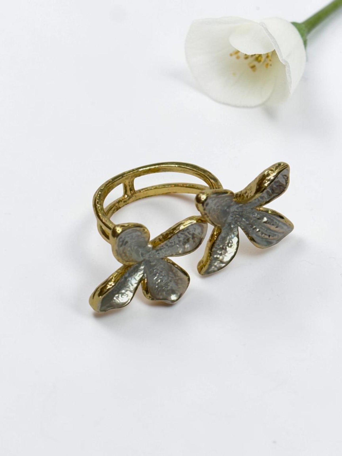 WHITE TWO FLORAL ZYAIR RING