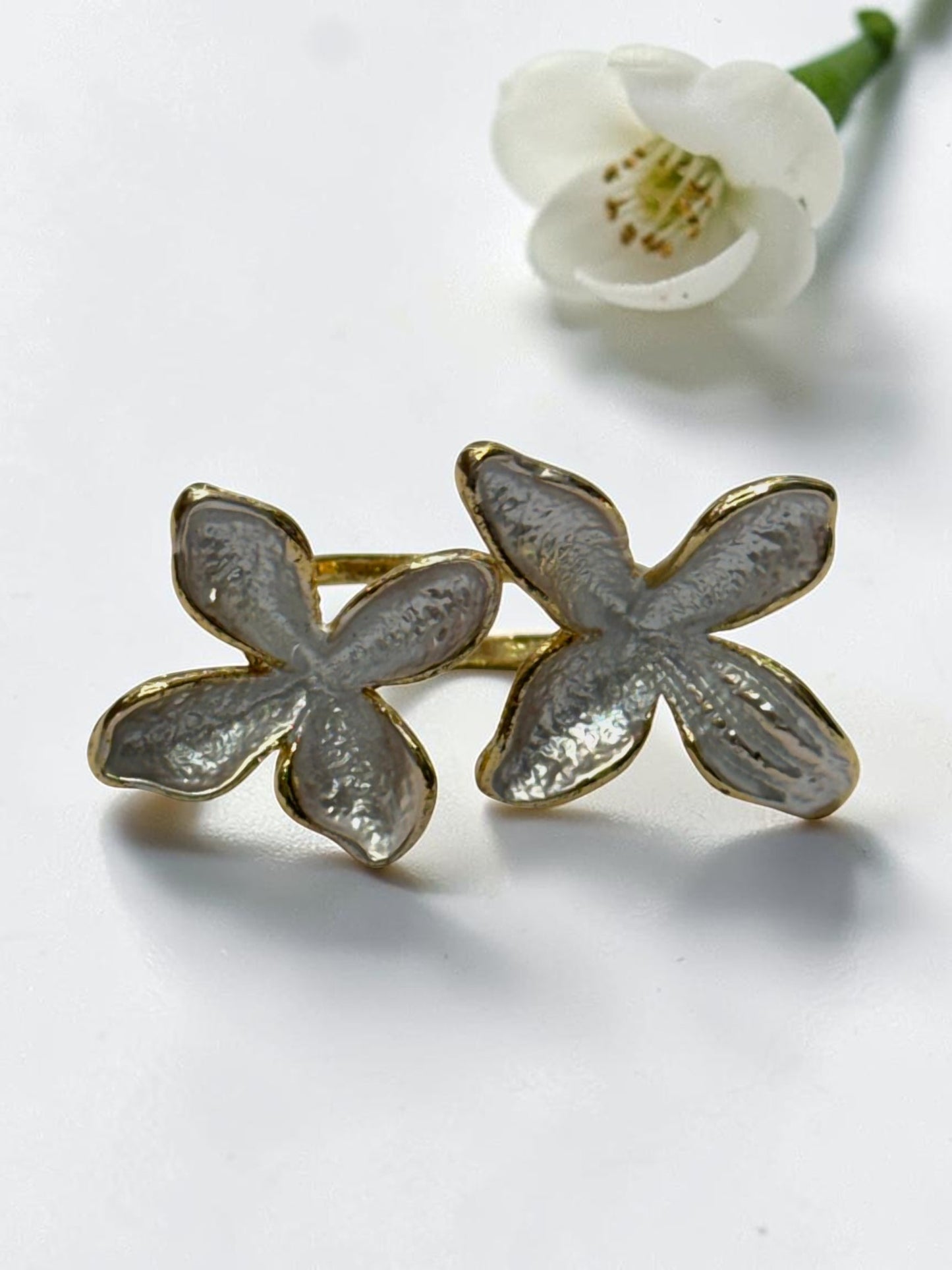 WHITE TWO FLORAL ZYAIR RING