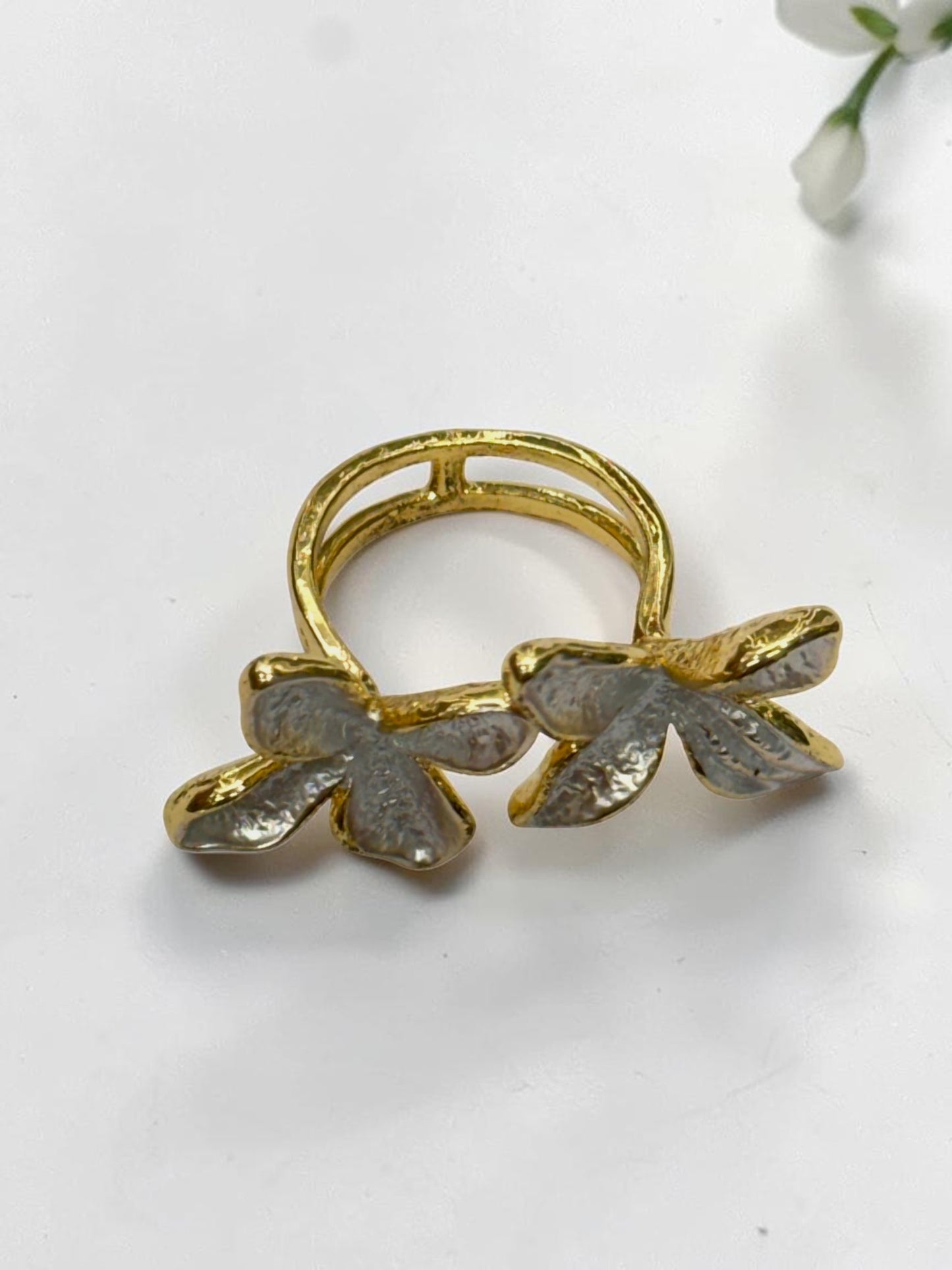 WHITE TWO FLORAL ZYAIR RING
