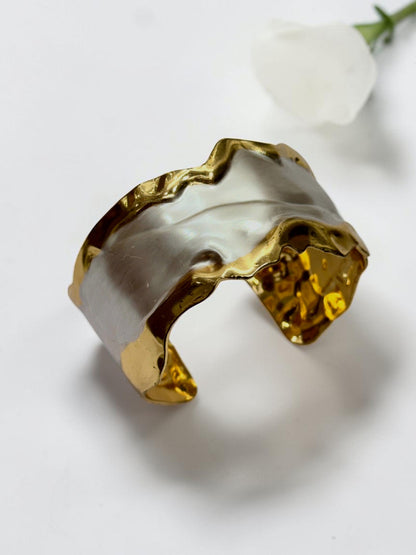 WHITE WAVY PETAL SANTY BRACELET (CUFF)