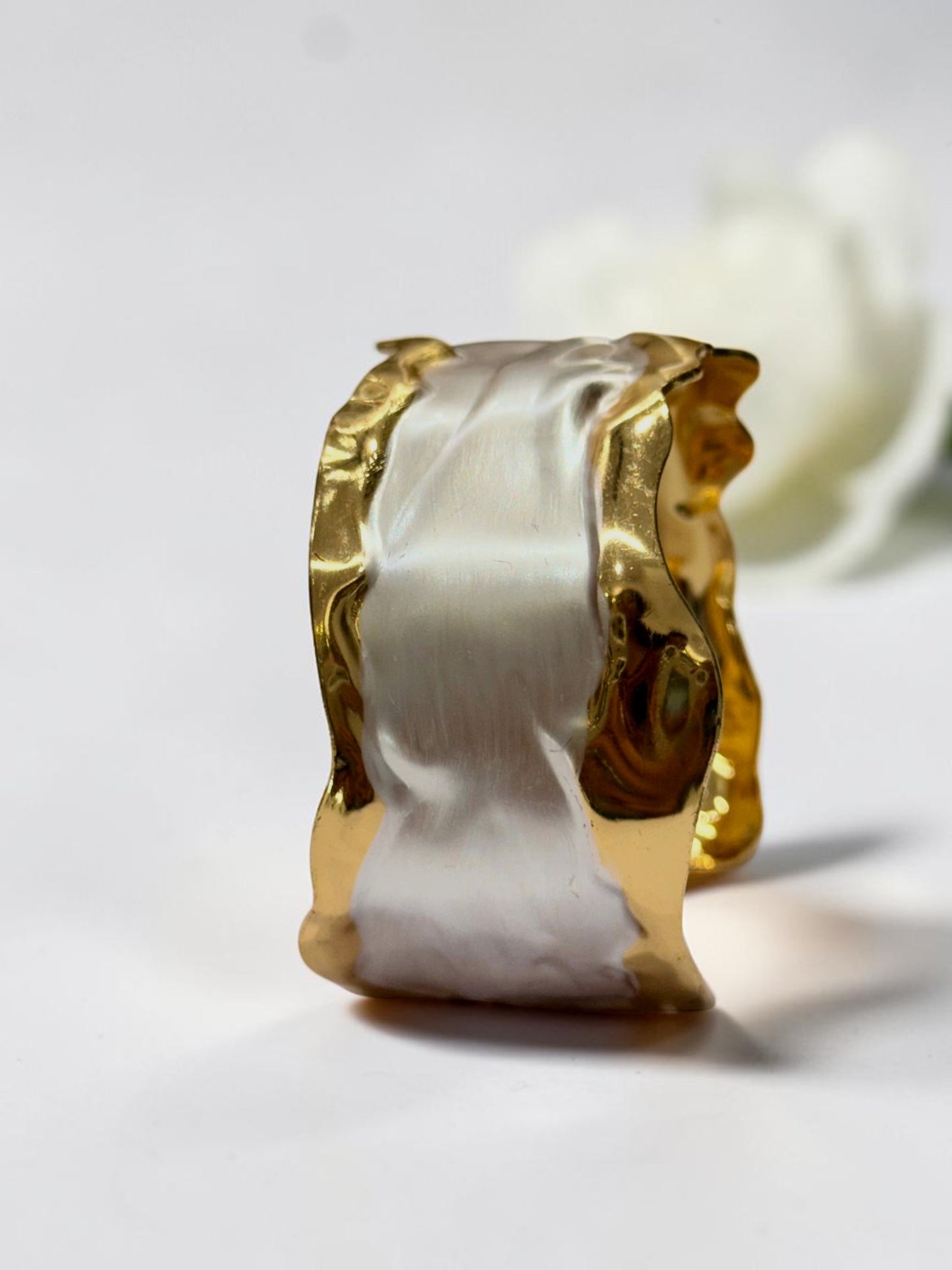 WHITE WAVY PETAL SANTY BRACELET (CUFF)