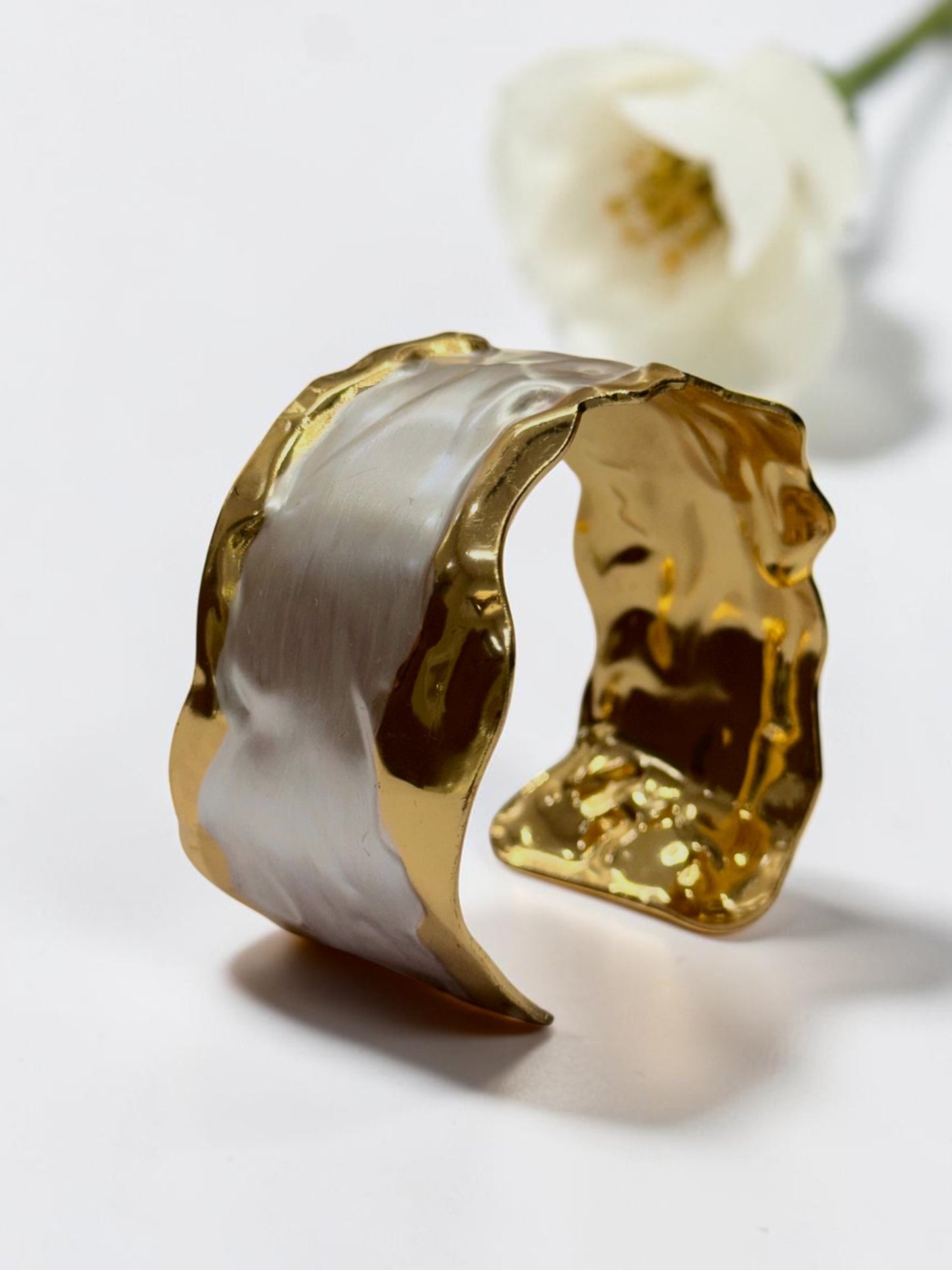 WHITE WAVY PETAL SANTY BRACELET (CUFF)