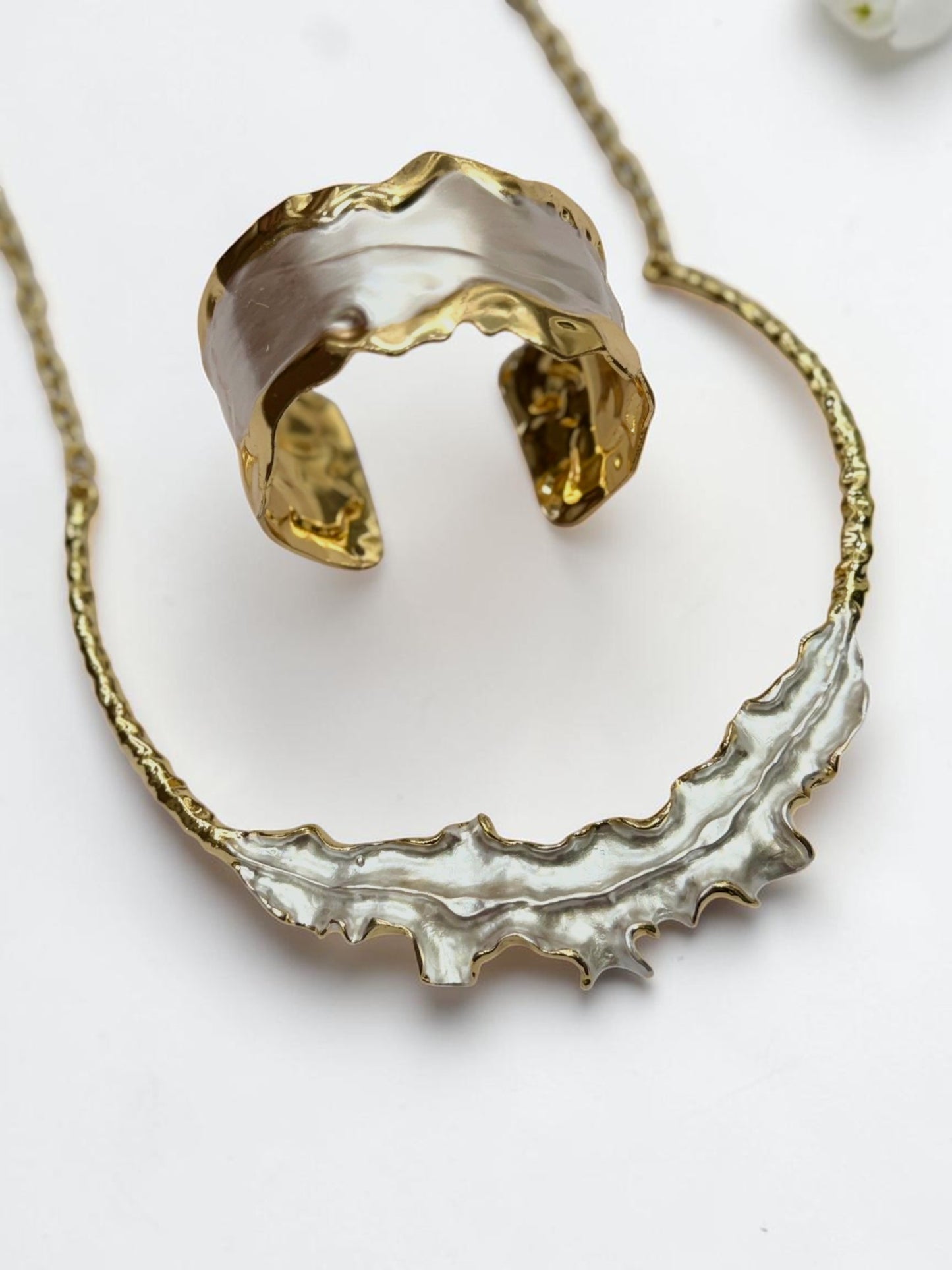 WHITE WAVY PETAL SANTY NECKLACE AND BRACELET (COMBO)