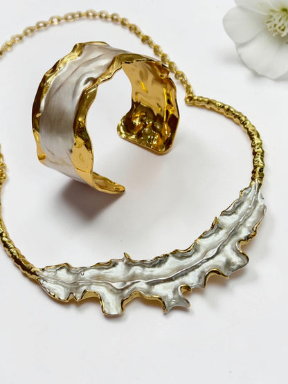 WHITE WAVY PETAL SANTY NECKLACE AND BRACELET (COMBO)