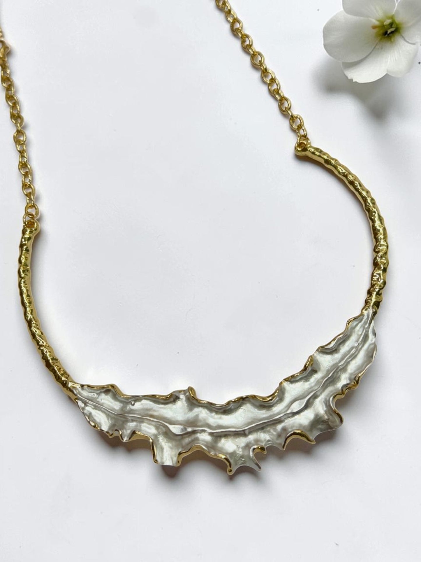 WHITE WAVY PETAL SANTY NECKLACE