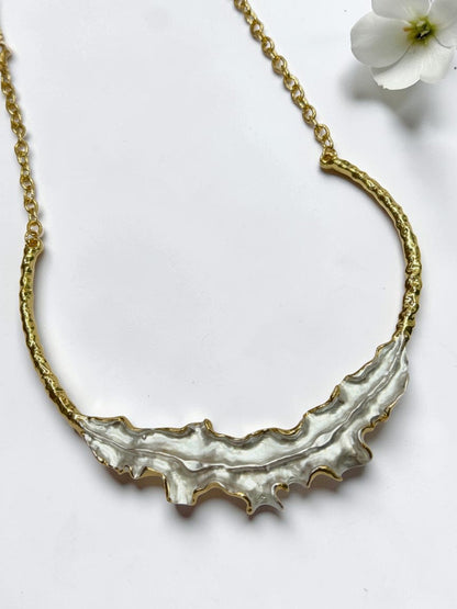 WHITE WAVY PETAL SANTY NECKLACE