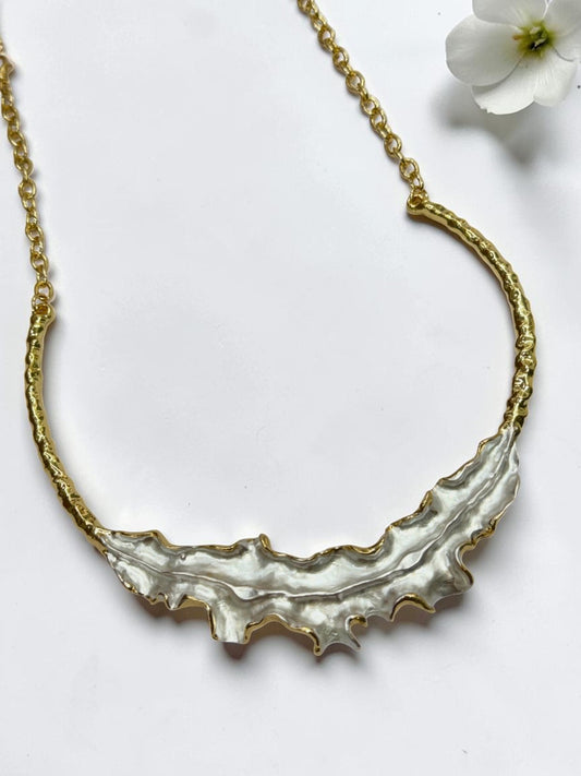 WHITE WAVY PETAL SANTY NECKLACE