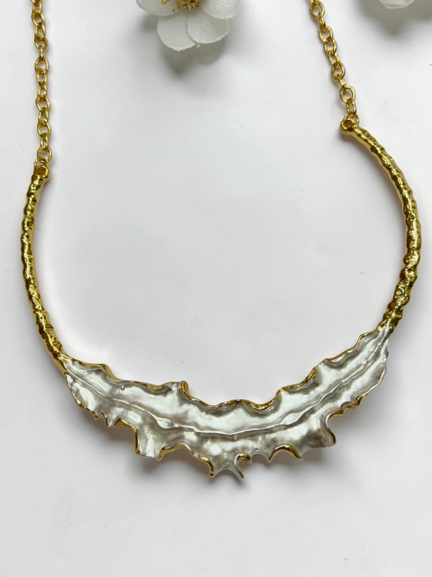 WHITE WAVY PETAL SANTY NECKLACE