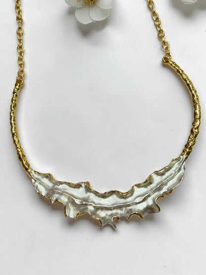 WHITE WAVY PETAL SANTY NECKLACE