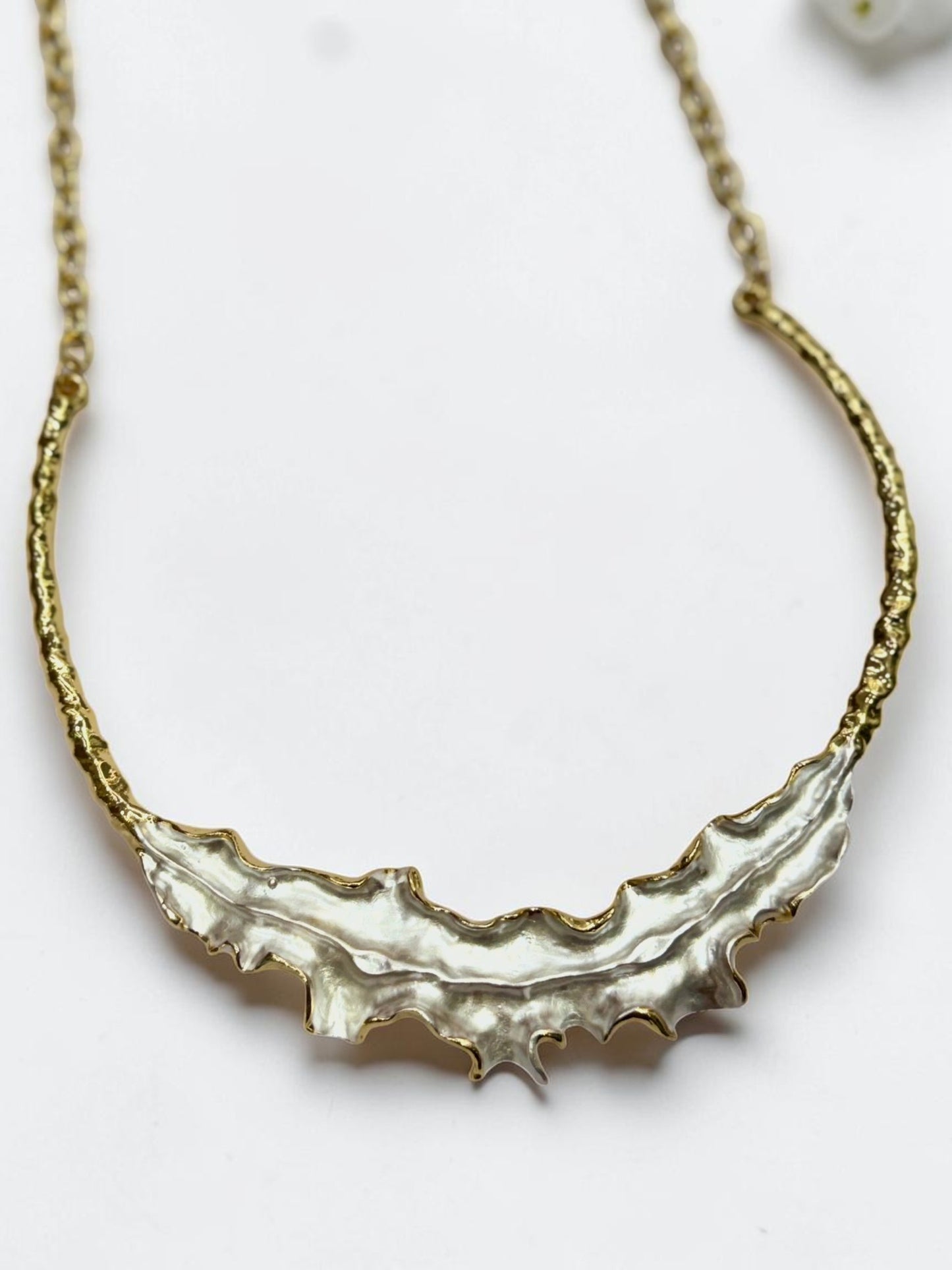 WHITE WAVY PETAL SANTY NECKLACE